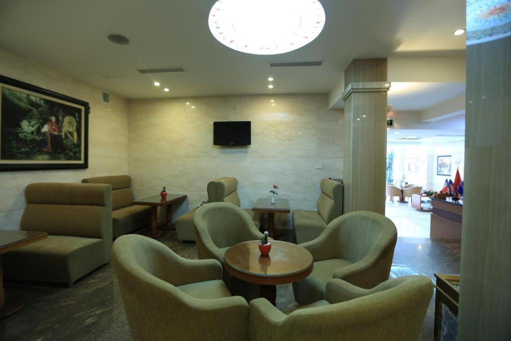 Moon View Hotel - 65 Cua Bac - By Bay Luxury ハノイ市 エクステリア 写真